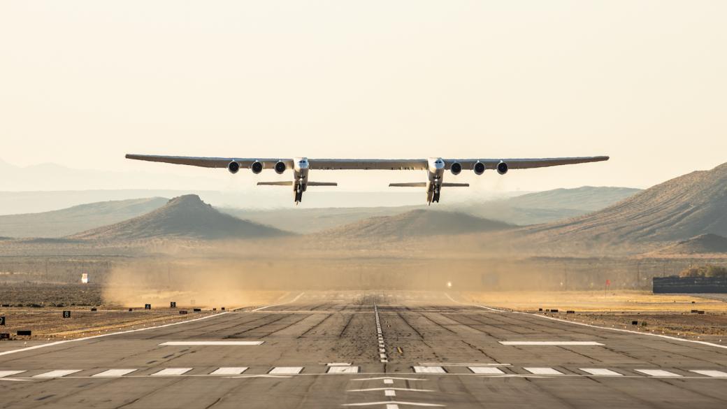 Най-големият самолет в света направи първия си полет