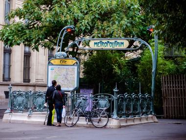 Метрото и трамваите в Париж ще работят денонощно веднъж месечно