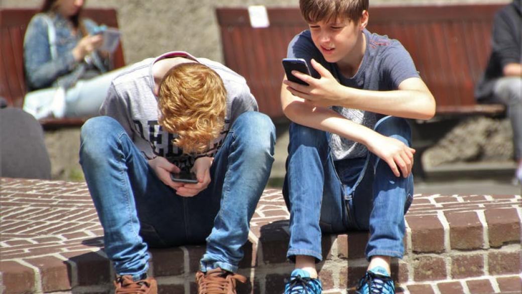 Великобритания иска да забрани „like“-овете във Facebook за деца под 18 г.