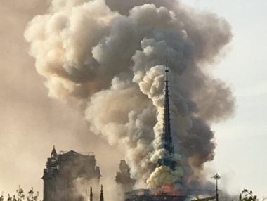 Пожар избухна в катедралата „Нотр Дам“ в Париж