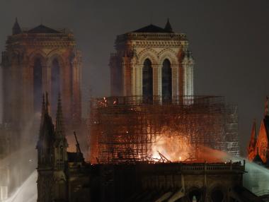 Нотр Дам удържа на огъня