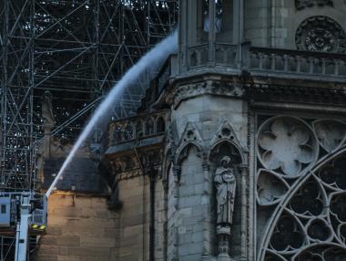 Реакциите на потребители в социалните мрежи след пожара в „Нотр Дам“