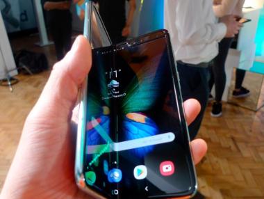 Samsung отлага китайската премиера на сгъваемия си телефон