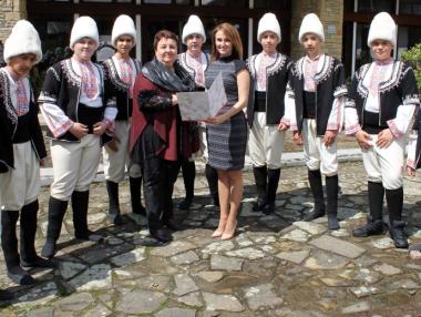 „Инвестбанк“ дари на учениците от музикалното училище в Котел нови носии за Лазаровден