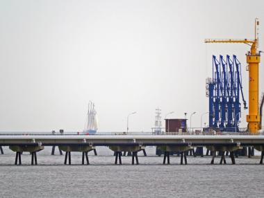 Спад в цените на петрола заради нормални засега доставки