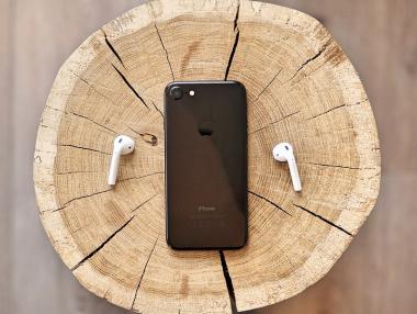 Apple готви основен редизайн на AirPods