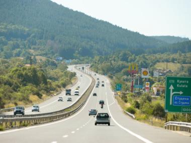 Натоварен е трафикът по магистралите и граничните пунктове в страната