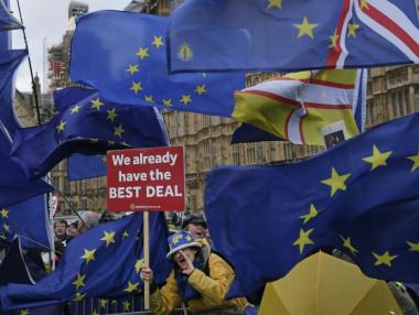 Кредитният рейтинг на Великобритания остава в риск от Brexit без сделка