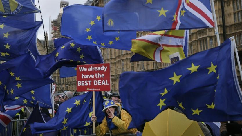 Кредитният рейтинг на Великобритания остава в риск от Brexit без сделка