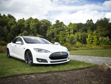 Tesla набира скорост в Европа