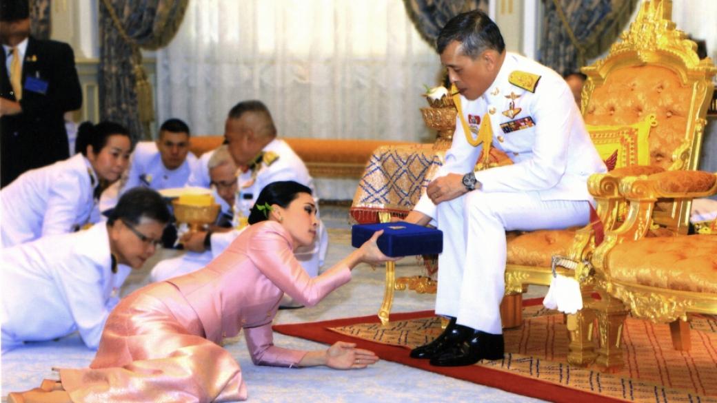 Кралят на Тайланд се ожени за бодигарда си, правейки я кралица