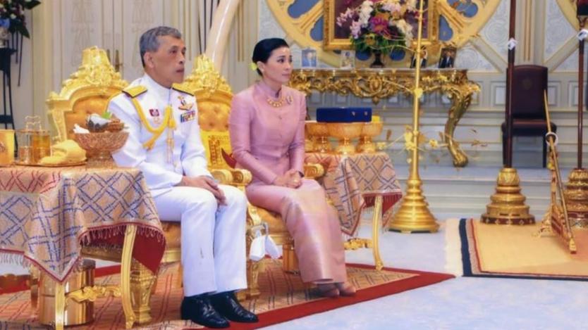 Новата кралица на Тайланд - от стюардеса и бодигард до кралска особа