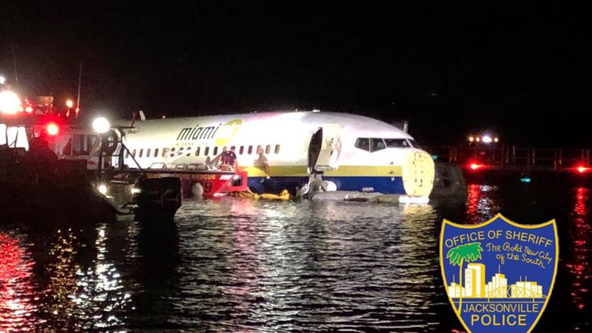 Boeing 737 със 136 пътници падна в река във Флорида