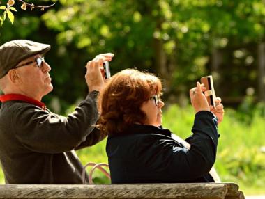 Смартфон пазарът се забавя и няма какво да го спаси, засега