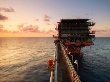 Иран е мобилизирал всички ресурси и продава петрол на „сивия пазар”