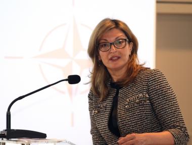 Захариева: Очаквам различно отношение от новия македонски президент