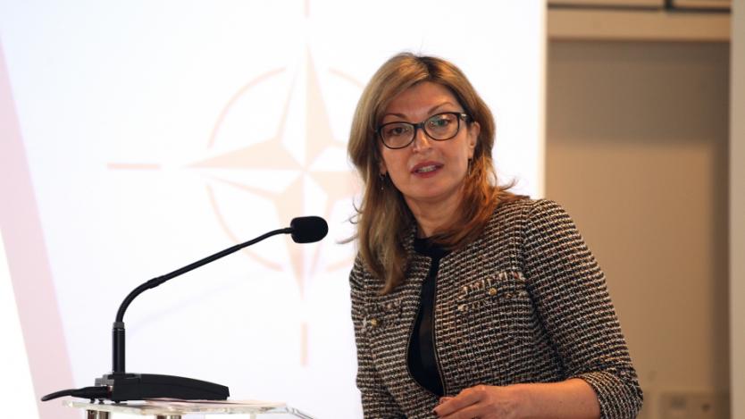 Захариева: Очаквам различно отношение от новия македонски президент