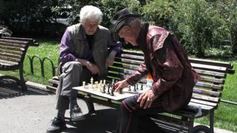 Бедното население в България намалява