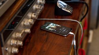 ЕС ще разследва Apple заради оплакване на Spotify