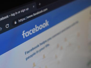 260 служители на Facebook една година гледат и четат лични публикации