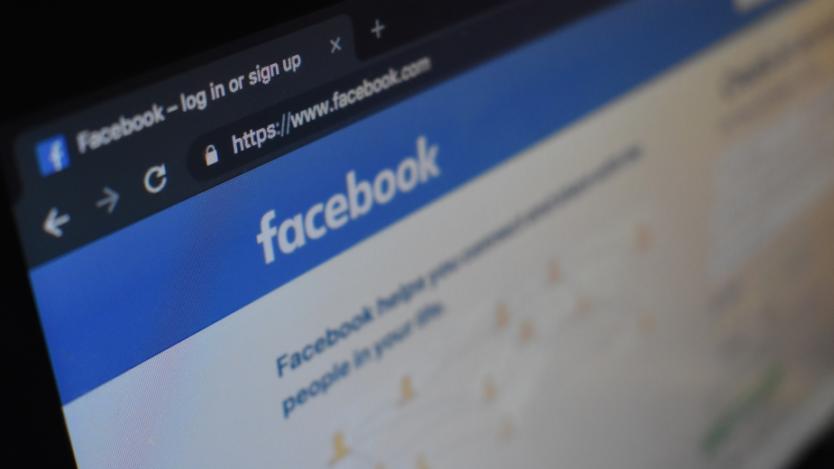 260 служители на Facebook една година гледат и четат лични публикации