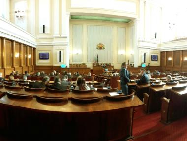 На първо четене: Депутатите дадоха повече права при самоотбрана и защита на дома