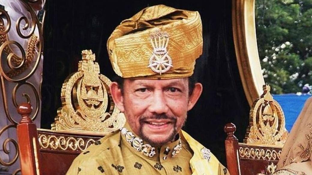 500 Ролс-Ройса, подстрижка за $20 000 и дворец с 1788 стаи – как живее султанът на Бруней