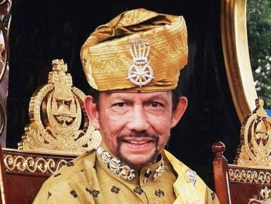 500 Ролс-Ройса, подстрижка за $20 000 и дворец с 1788 стаи – как живее султанът на Бруней