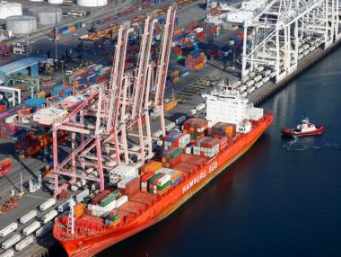 Търговският дефицит на САЩ с Китай се сви рекордно през март