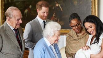 Колко внуци и правнуци има кралица Елизабет