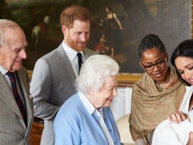 Колко внуци и правнуци има кралица Елизабет