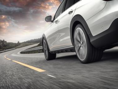 Широките или тесни гуми се представят по-добре на пътя през лятото