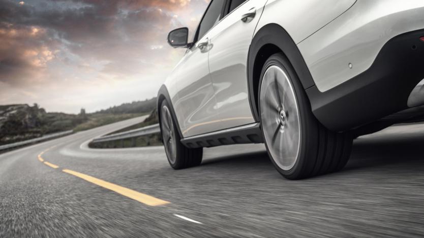 Широките или тесни гуми се представят по-добре на пътя през лятото