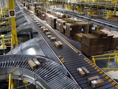 Машините продължават да изместват хората в процесите на Amazon