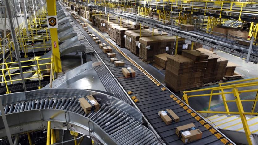 Машините продължават да изместват хората в процесите на Amazon
