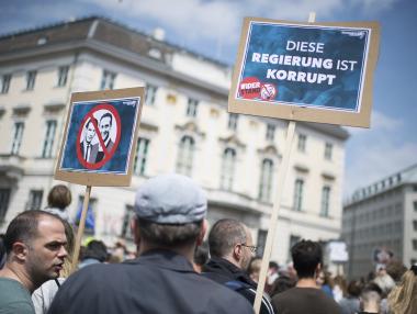 Криза в Австрия: Протест и искане за предсрочни избори след днешната оставка