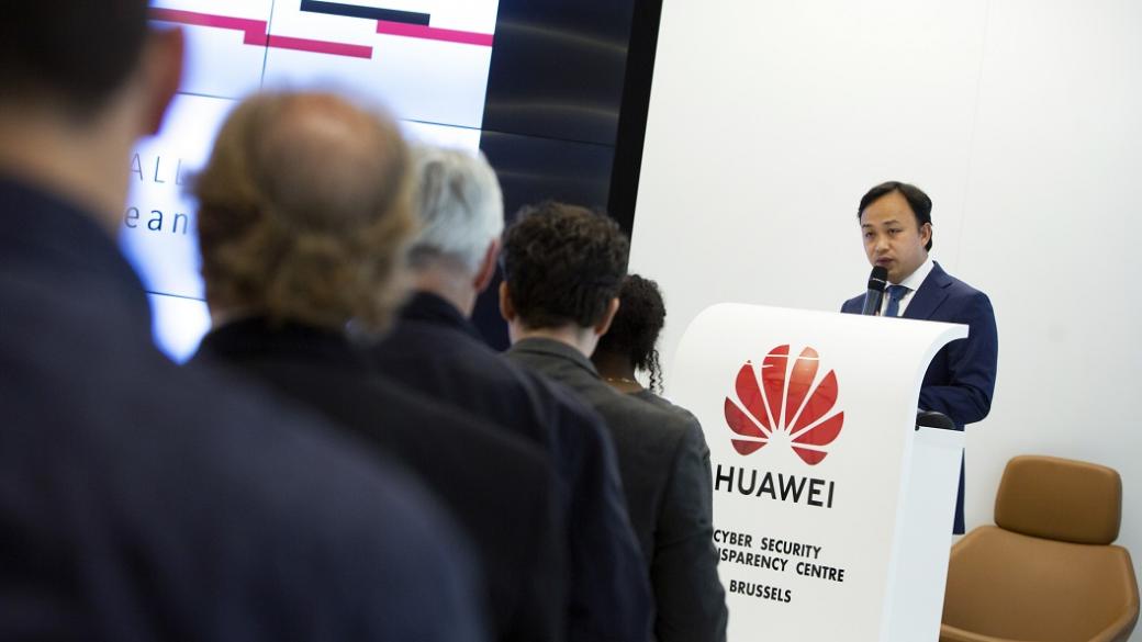 Huawei обвини САЩ в тормоз и каза, че си партнира с Google