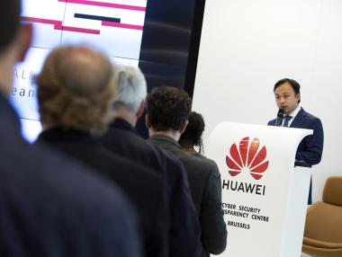 Huawei обвини САЩ в тормоз и каза, че си партнира с Google