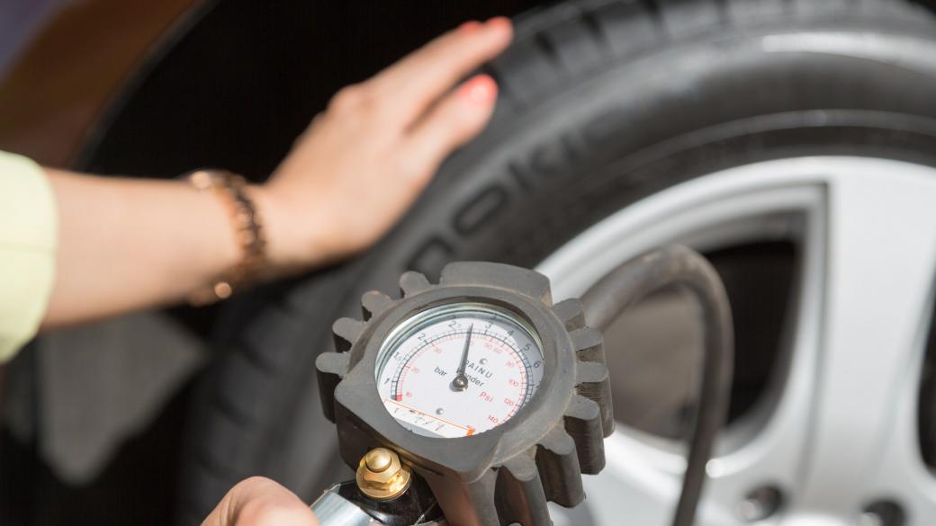 Три причини редовно да проверявате налягането на гумите си