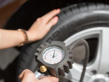 Три причини редовно да проверявате налягането на гумите си
