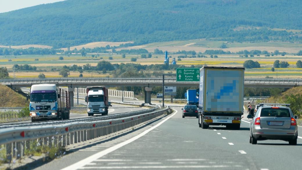 Спира се движението на камионите над 12 тона по автомагистралите