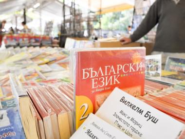 Правителството отпуска допълнителни 23 млн. лв. за учебници