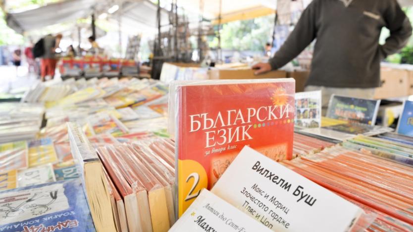 Правителството отпуска допълнителни 23 млн. лв. за учебници