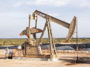 Петролът поскъпва след неочаквано голям спад на американските запаси