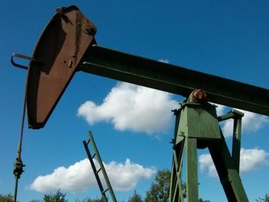 Цената на петрола е на път към най-големия спад от ноември насам