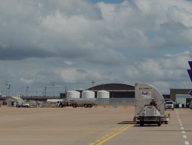 Китай ще разследва FedEx заради проблем с пратки на Huawei