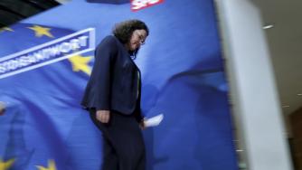 Лидерът на коалиционния партньор на Меркел подава оставка