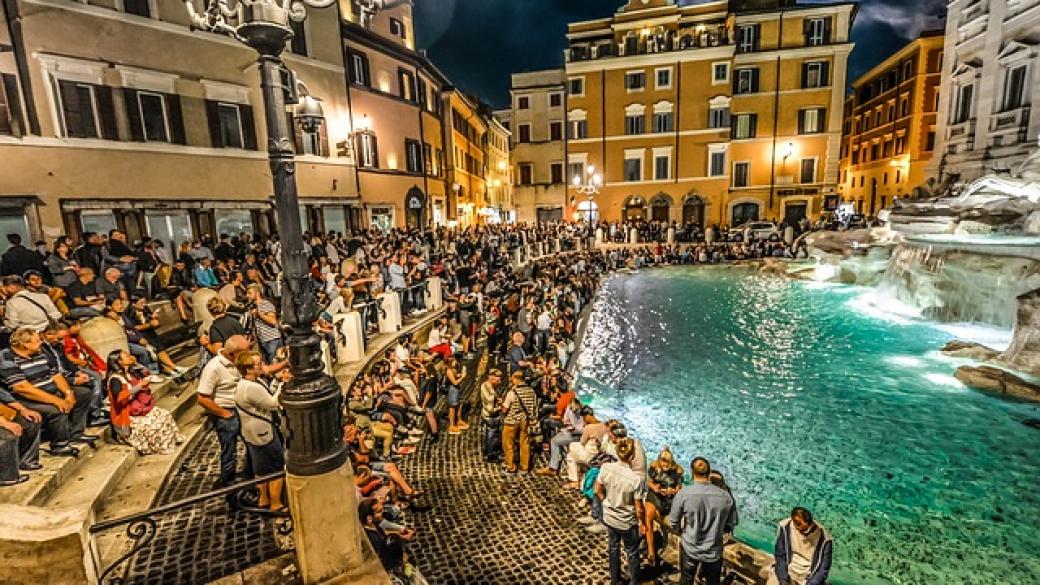 Рим ще глобява голи туристи и похапващи край забележителностите