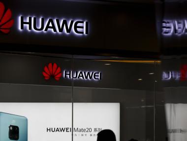 Коронясването на Huawei ще се отложи