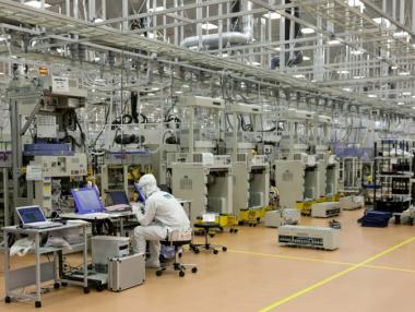 Топ японски доставчик на чипове спира да работи с Huawei